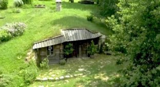 Этот холм в Словении скрывает в себе волшебный домик хоббита (10 фото)
