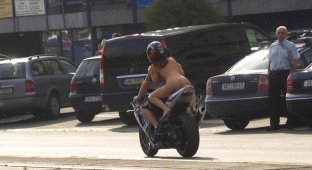 Девушка на мотоцикле (7 фото, 18+)