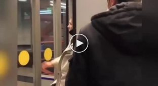 Блогер Hypelayer из Петербурга дал бой трем сотрудникам метро