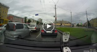 В Барнауле водитель окатил из лужи пешеходов