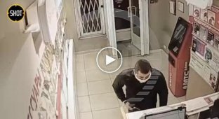 In St. Petersburg, a thief robbed a communication store, but left the seller for a tip and apologized