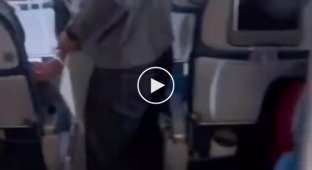 Через турбулентність пасажирів «Гавайських авіаліній» било об стелю і викидало з сидінь