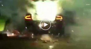 В США загорелся автомобиль с фейерверками