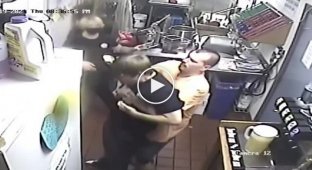 Мужчина спас жизнь подавившегося бутербродом парня (online-video-cutter.com)