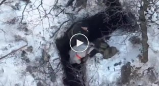Окупант намагається кинути гранату в українських воїнів під час здачі в полон