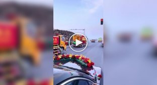Наречений приїхав за нареченою в кортежі з асенізаторських машин