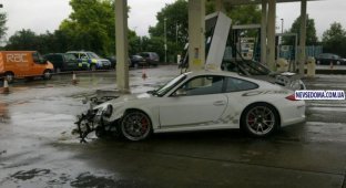 Porsche GT3 RS протаранил заправочную станцию (2 фото)