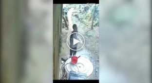 Школьник вовремя покинул место падения мотороллера