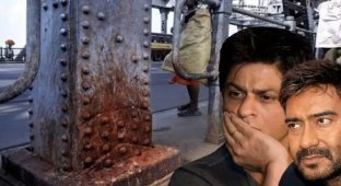 Indians almost destroyed the bridge with spitting (7 photos)