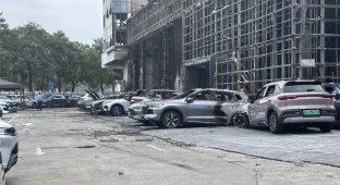 A car dealership burned down in China. The culprit is presumably an electric car (1 photo)