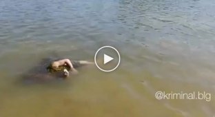 В Красноярске отдыхающие спокойно плавали в реке рядом с утопленником