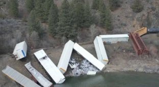 Beer tragedy: 25 beer wagons derailed in the USA (4 photos)