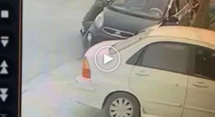 Не стоит испытывать судьбу, стоя близко к проезжающим машинам