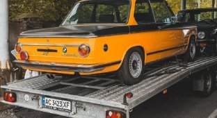 В Украине заметили автовоз с крайне редкими BMW и Mercedes (4 фото)