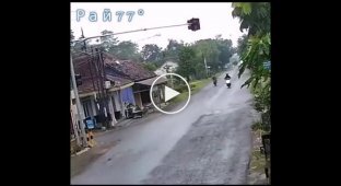 Motorcyclists miraculously parted ways at an intersection in Indonesia