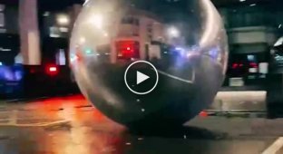 The holiday comes to us! In London, festive balloons scattered around the area due to the wind