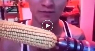 Кореец выбил себе зубы поедая вращающуюся на дрели кукурузу  