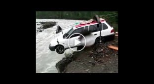 Интересный способ переправить машину через реку