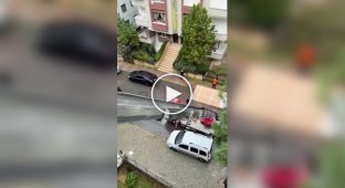 В Турции 100-дюймовый телевизор доставили по пожарной лестнице