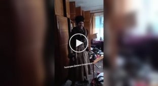 Оккупанты переоделись в женскую одежду, найденную в ограбленном доме