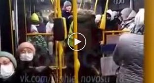 Эпичная драка произошла в одном из автобусов в Пермском крае за пару часов до боя курантов (мат)