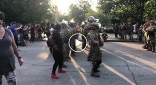 В Атланте бойцы национальной гвардии пытались успокоить протестующих танцем