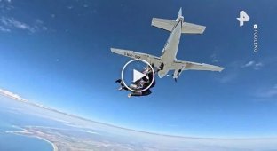 A guy solved a Rubik's cube during a parachute jump