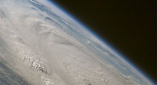 Глаз урагана из космоса