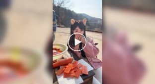 Китаянка вирізує скульптури з морквини зубами