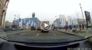 Очередная Яжемать переходит дорогу через 8 полос в центре Киева