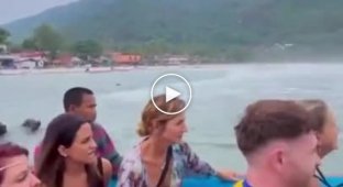 A wave drowned a boat of tourists in Thailand