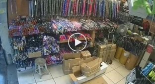 В Мексике бандит попытался обнести магазин средь бела дня