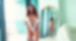 Девушка примеряет купальник в стиле Борат