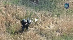 Куски оккупанта разлетаются в разные стороны после попадания беспилотника