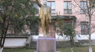 И Ленин такой молодой (3 фото)
