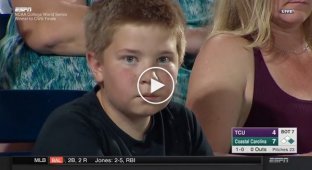 Игривый взгляд этого ребенка стал кульминацией бейсбольного матча  