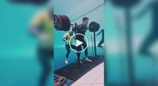 Хорватський спортсмен встановив світовий рекорд, присівши зі штангою 300 кг під водою