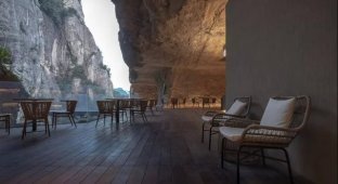 A cafe right in the cliff: in An unusual Cliff Café opened in the Yandang Mountains (9 photos + video)