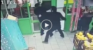 Охранник-чеченец избил покупателя Пятерочки в Москве