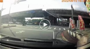 Трюк тайваньского мотоциклиста