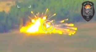 Детонація російського ЗРК Бук-М3 після влучення американського дрону-камікадзе Switchblade 600