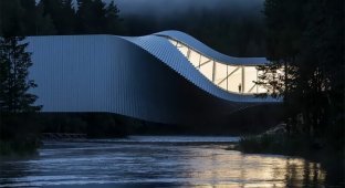 В Норвегии открылся "скрученный" музей-мост (13 фото)