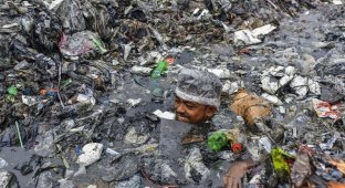 Как добровольцы очищают реки от мусора в столице Бангладеша (11 фото)