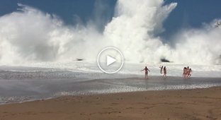 Огромные волны обрушиваются на гавайский пляж 