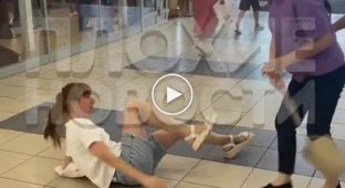 An employee of the store with an epic throw laid a visitor to the shopping center in Voronezh on the floor