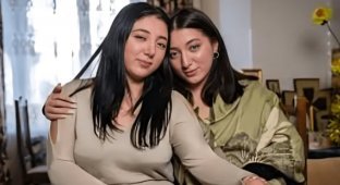 Twin sisters found each other 17 years after separation using social networks (4 photos)