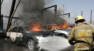 Сгоревший автомагазин в Лос-Анджелесе (20 фото)