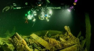На дне Балтийского моря обнаружили два затонувших судна XVIII века с бутылками и керамикой (11 фото)
