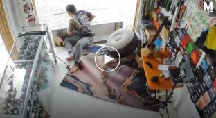 Власник магазину розбив вітрину, намагаючись прилягти відпочити