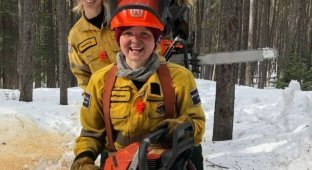 In Canada, women firefighters decided to prove that they put out fires no worse than men and failed (2 photos)